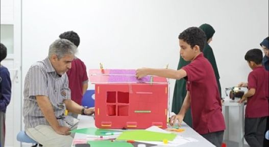 Students and mentors in a workshop (Oman)